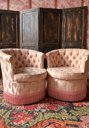 Fauteuil crapaud vintage  rose satinée parfait dans les petits espaces