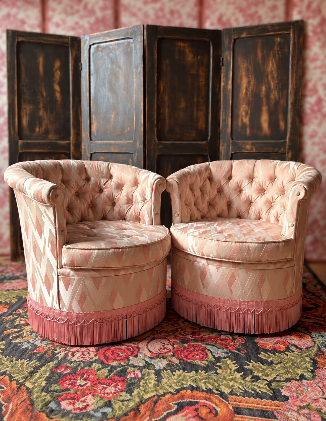 Fauteuil crapaud vintage rose satinée parfait dans les petits espaces