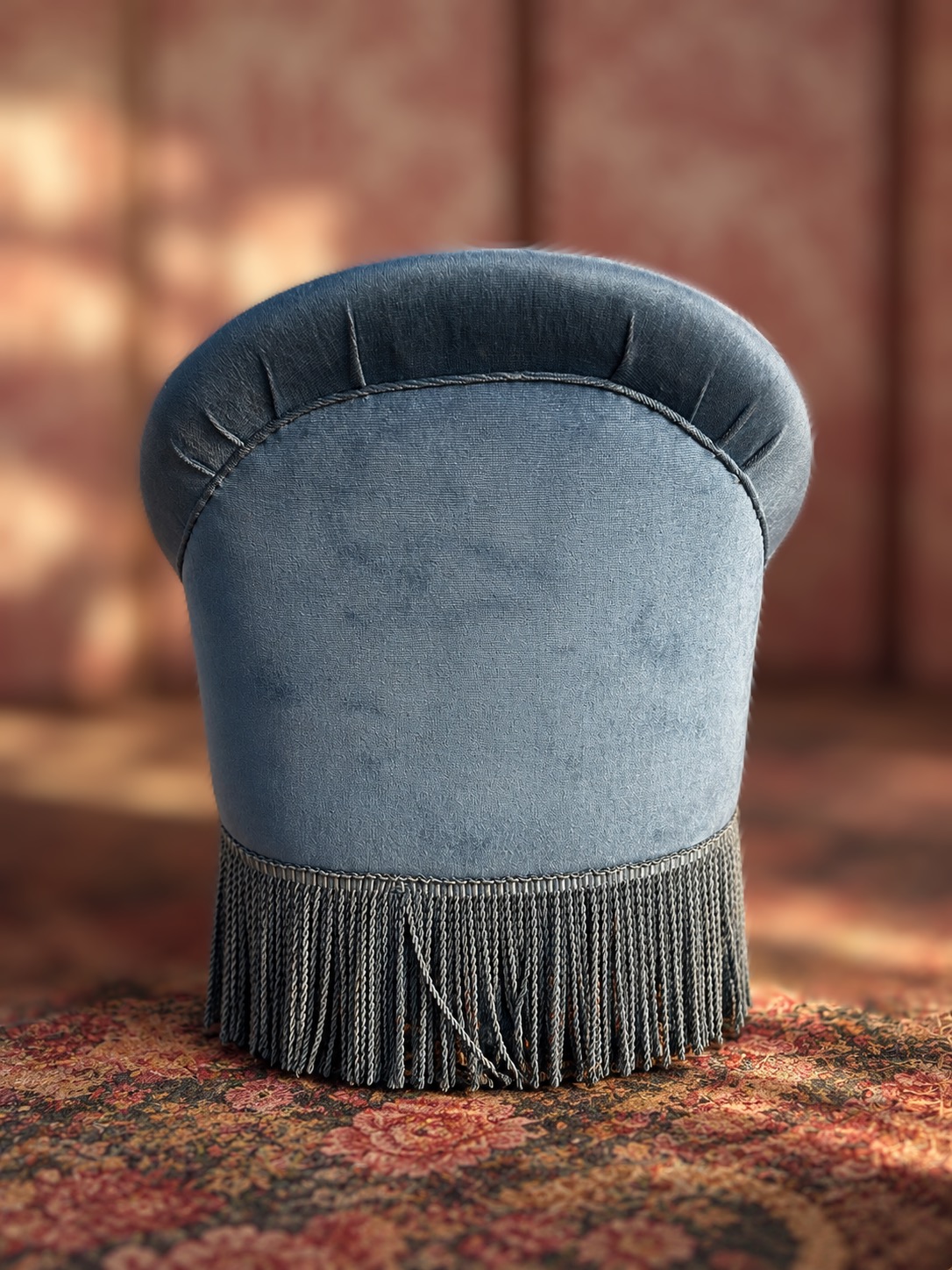 Fauteuil crapaud vintage en velours bleu, un intemporel confortable