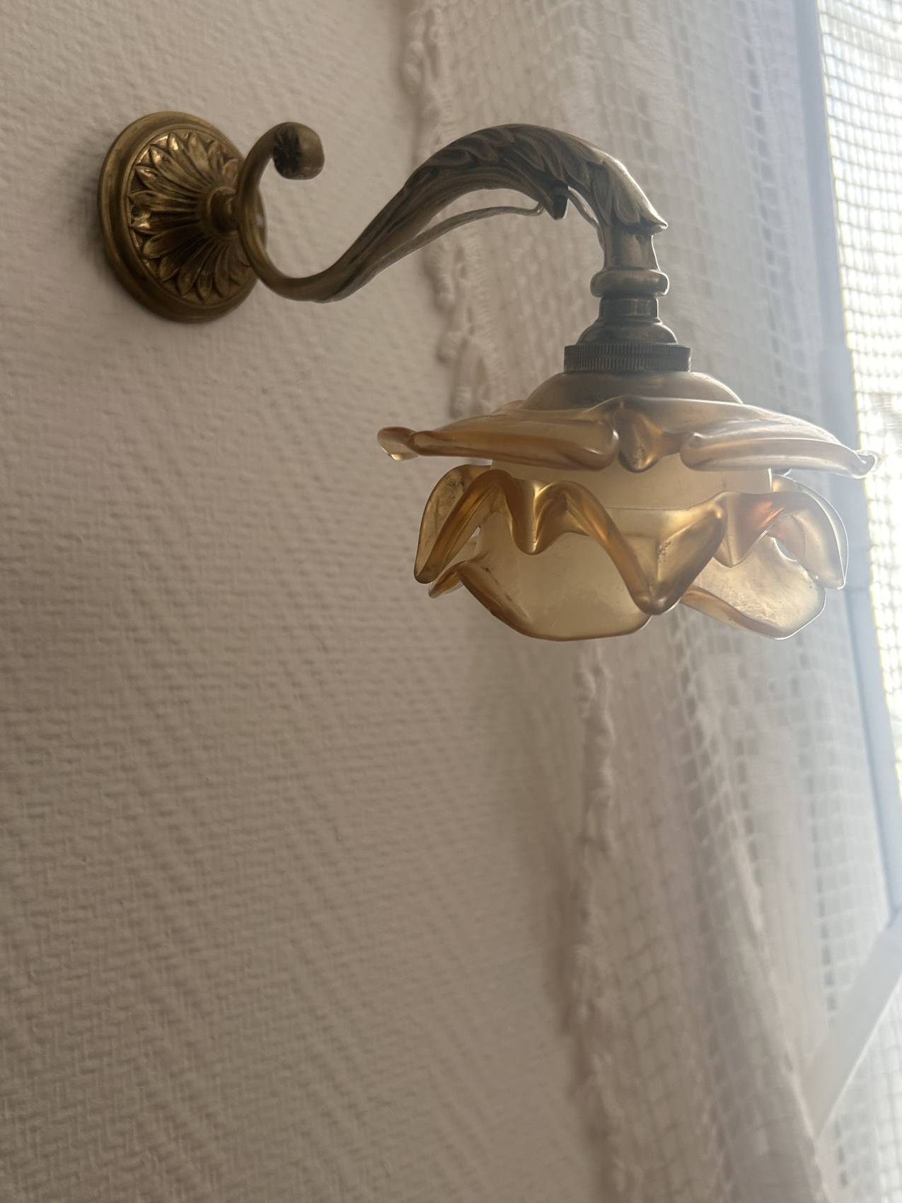 Petite applique murale en bronze doré et tulipe en forme de rose en pâte de verre ambrée Époque 1900 – Image 5