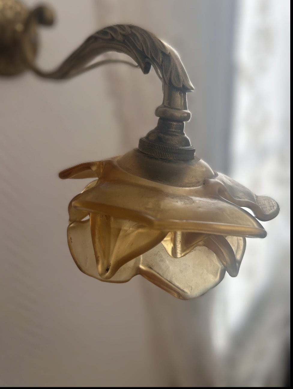 Petite applique murale en bronze doré et tulipe en forme de rose en pâte de verre ambrée Époque 1900 – Image 4