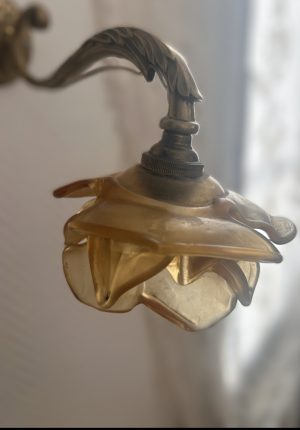 Petite applique murale en bronze doré et tulipe en forme de rose en pâte de verre ambrée Époque 1900