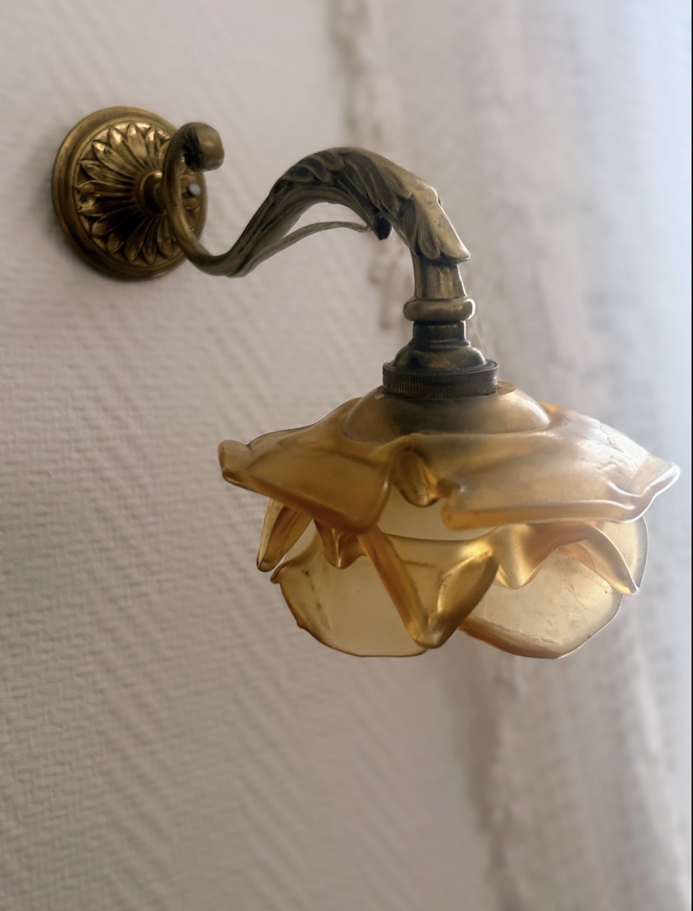 Petite applique murale en bronze doré et tulipe en forme de rose en pâte de verre ambrée Époque 1900 – Image 3