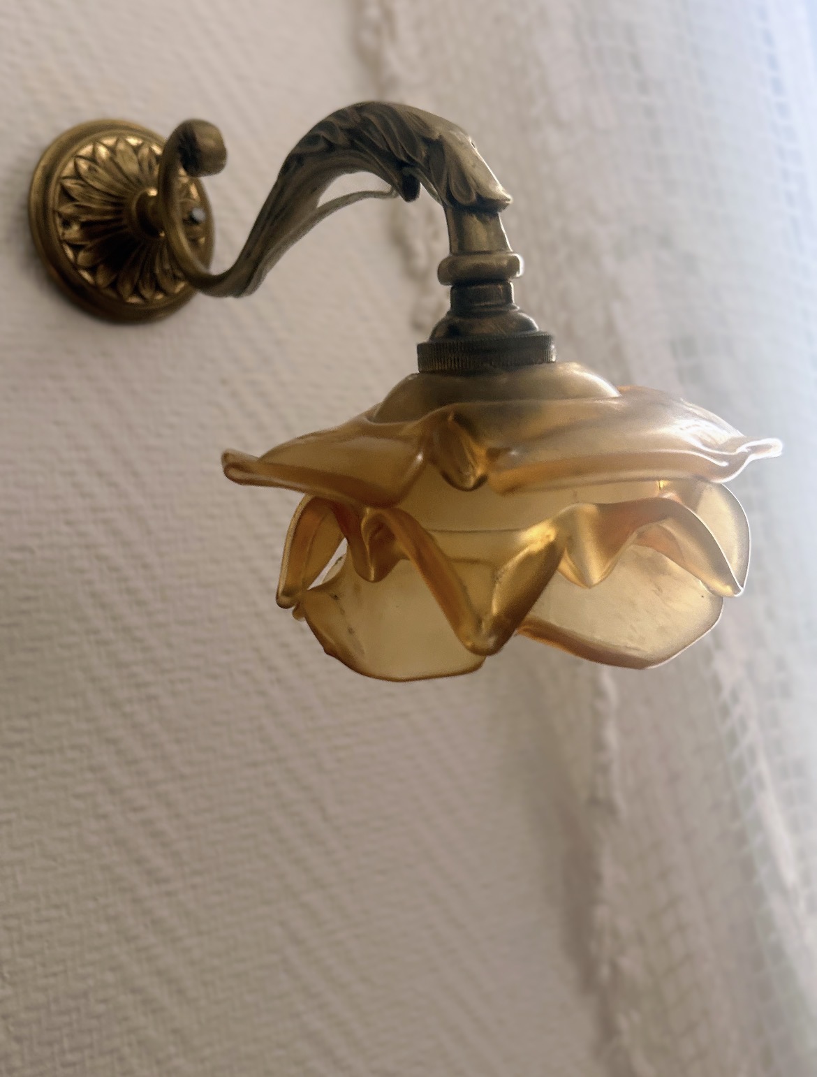 Petite applique murale en bronze doré et tulipe en forme de rose en pâte de verre ambrée Époque 1900 – Image 2