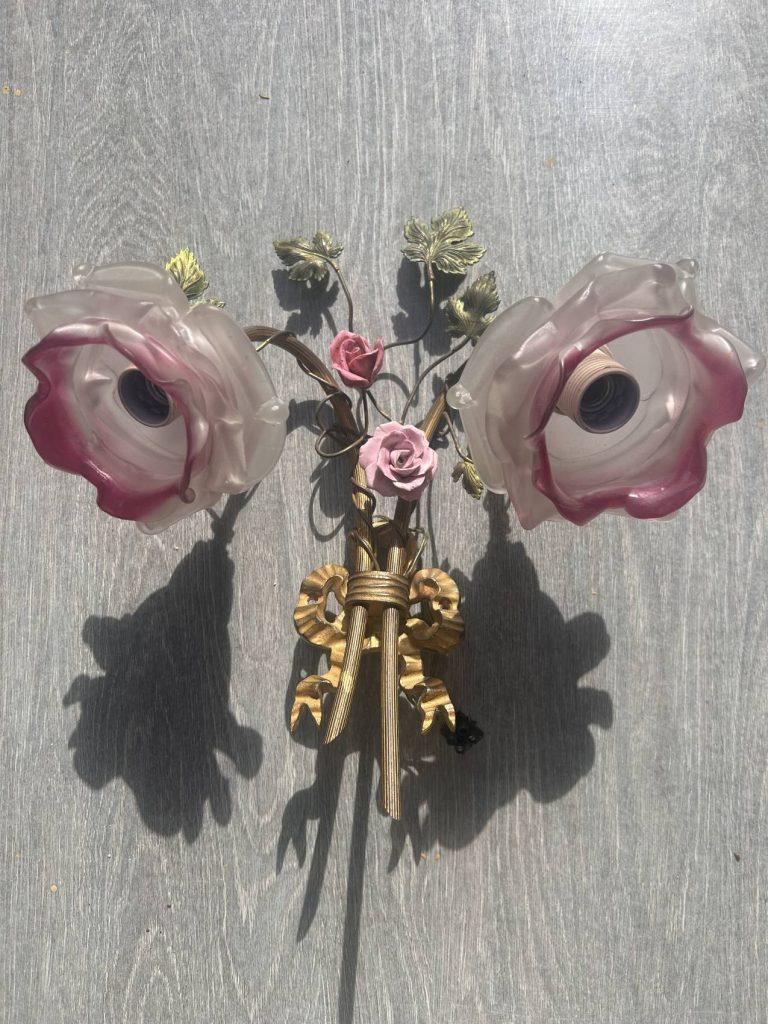 Applique double branche style Louis XVI en bronze doré, roses en pâte de verre et fleurs en porcelaine, la poésie fait le mur 