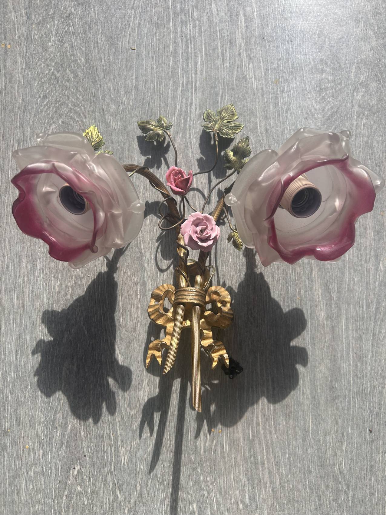 Applique double branche style Louis XVI en bronze doré, roses en pâte de verre et fleurs en porcelaine, la poésie fait le mur