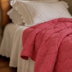 Boutis ancien en laine rose framboise et bordeaux – réversible 206 × 214 cm l'éloge de la douceur
