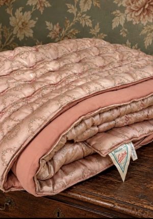 Grande couverture boutis  ancienne en pure laine, satin fleuri vieux rose – 220 × 240 cm
