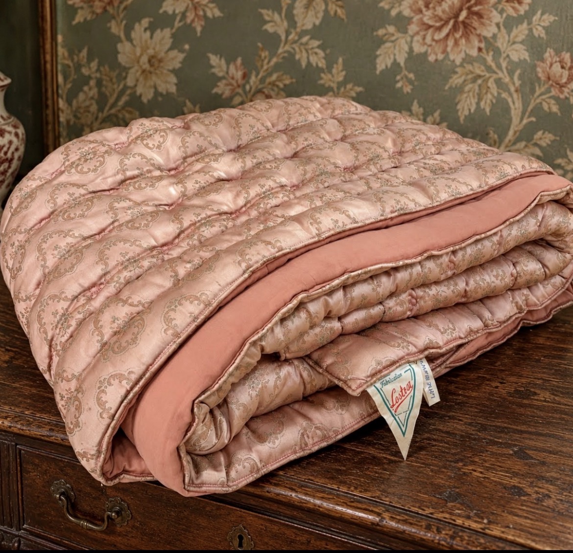 Grande couverture boutis ancienne en pure laine, satin fleuri vieux rose – 220 × 240 cm