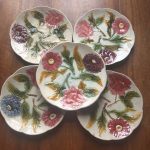 Lot de 5 assiettes anciennes en barbotine à décor de pivoines