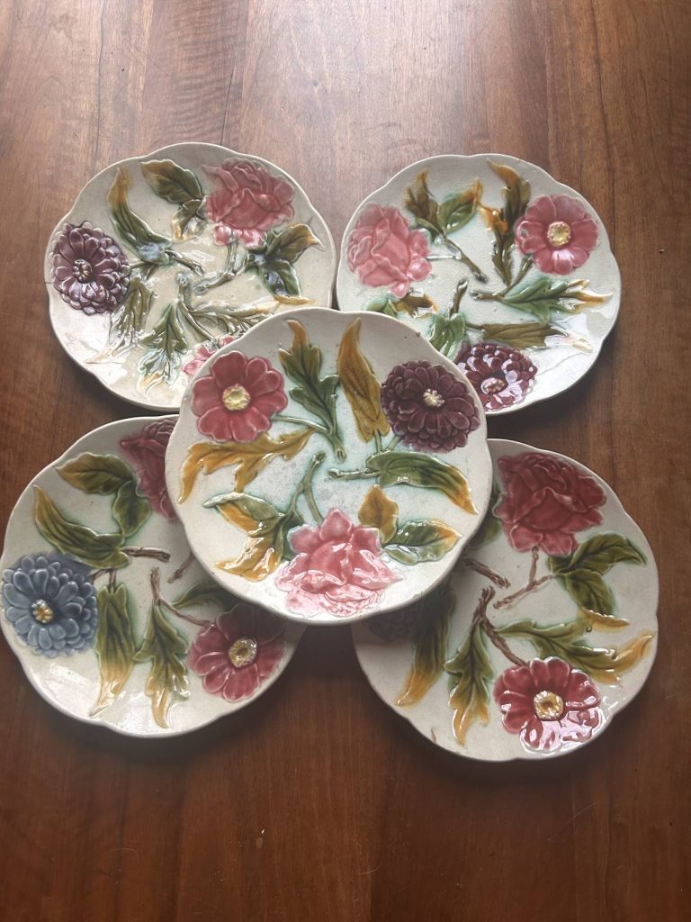 Lot de 5 assiettes anciennes en barbotine à décor de pivoines 
