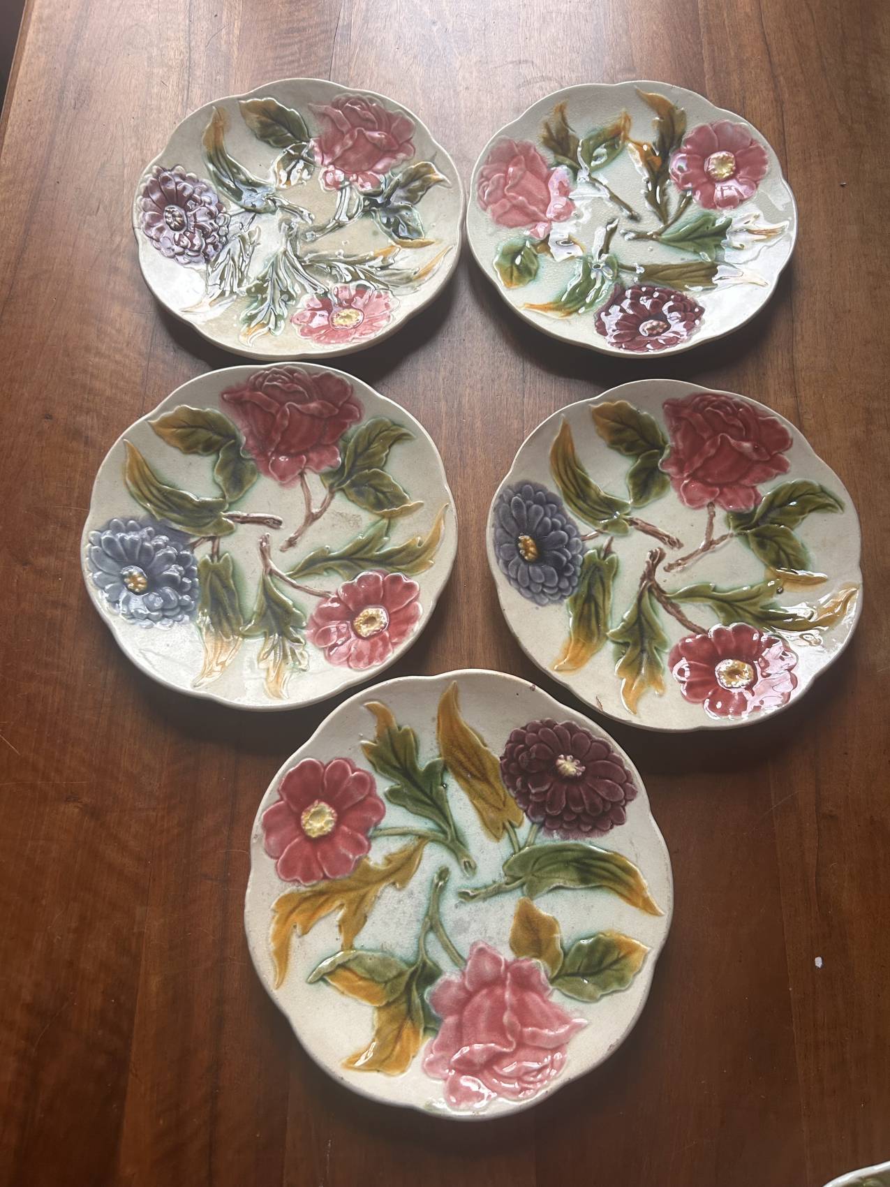 Lot de 5 assiettes anciennes en barbotine à décor de pivoines