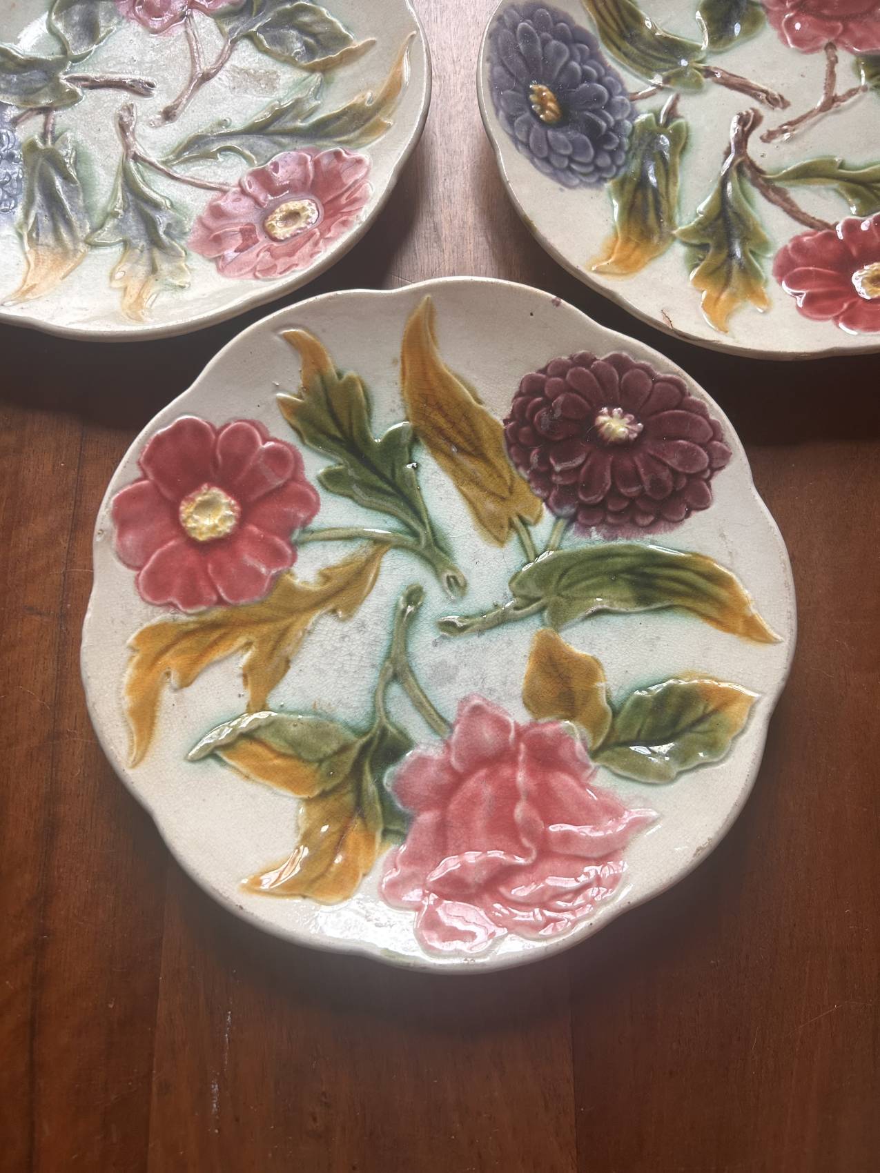 Lot de 5 assiettes anciennes en barbotine à décor de pivoines