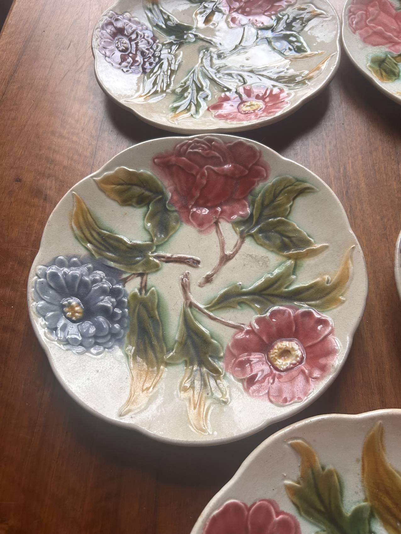 Lot de 5 assiettes anciennes en barbotine à décor de pivoines