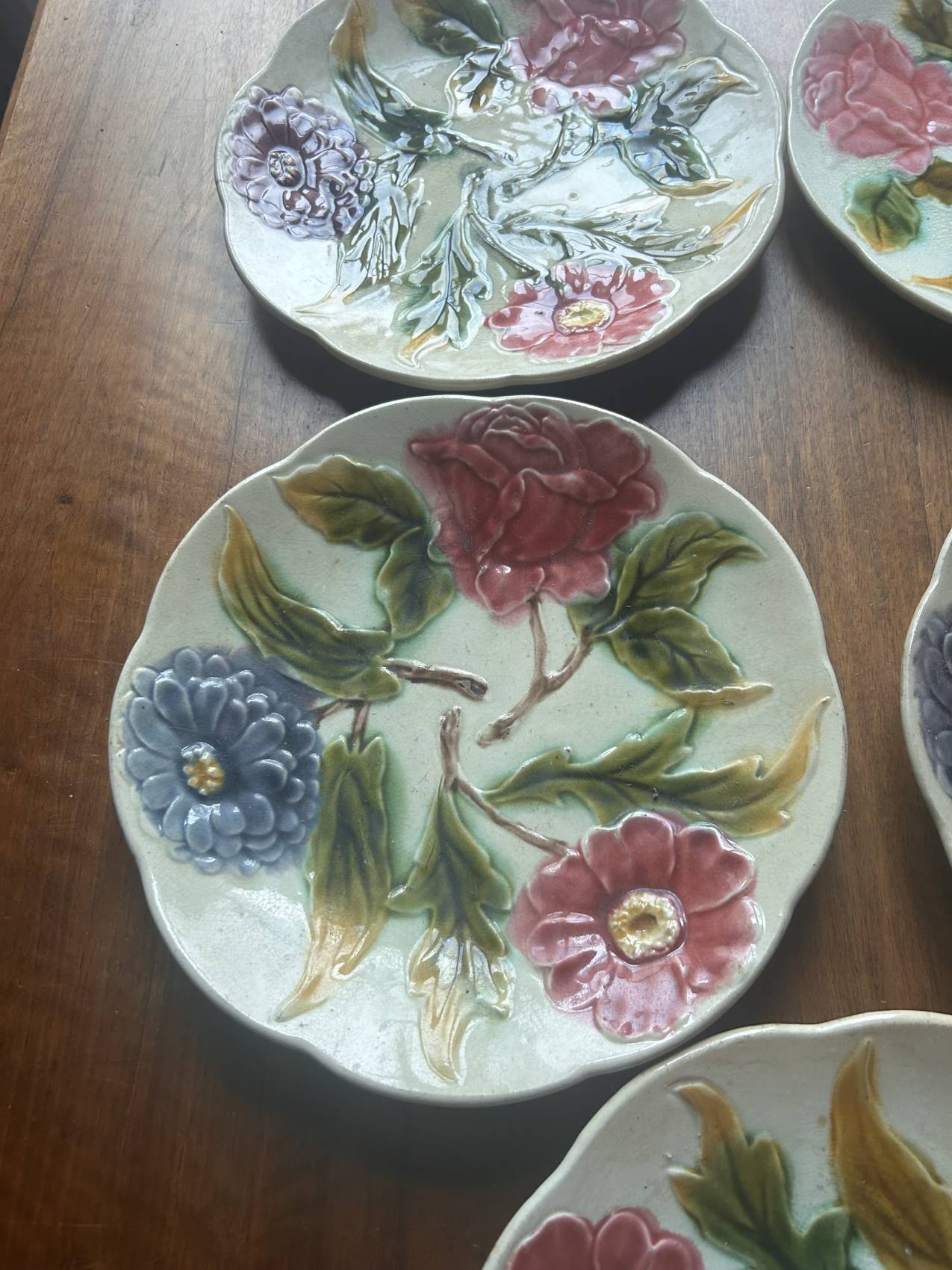 Lot de 5 assiettes anciennes en barbotine à décor de pivoines
