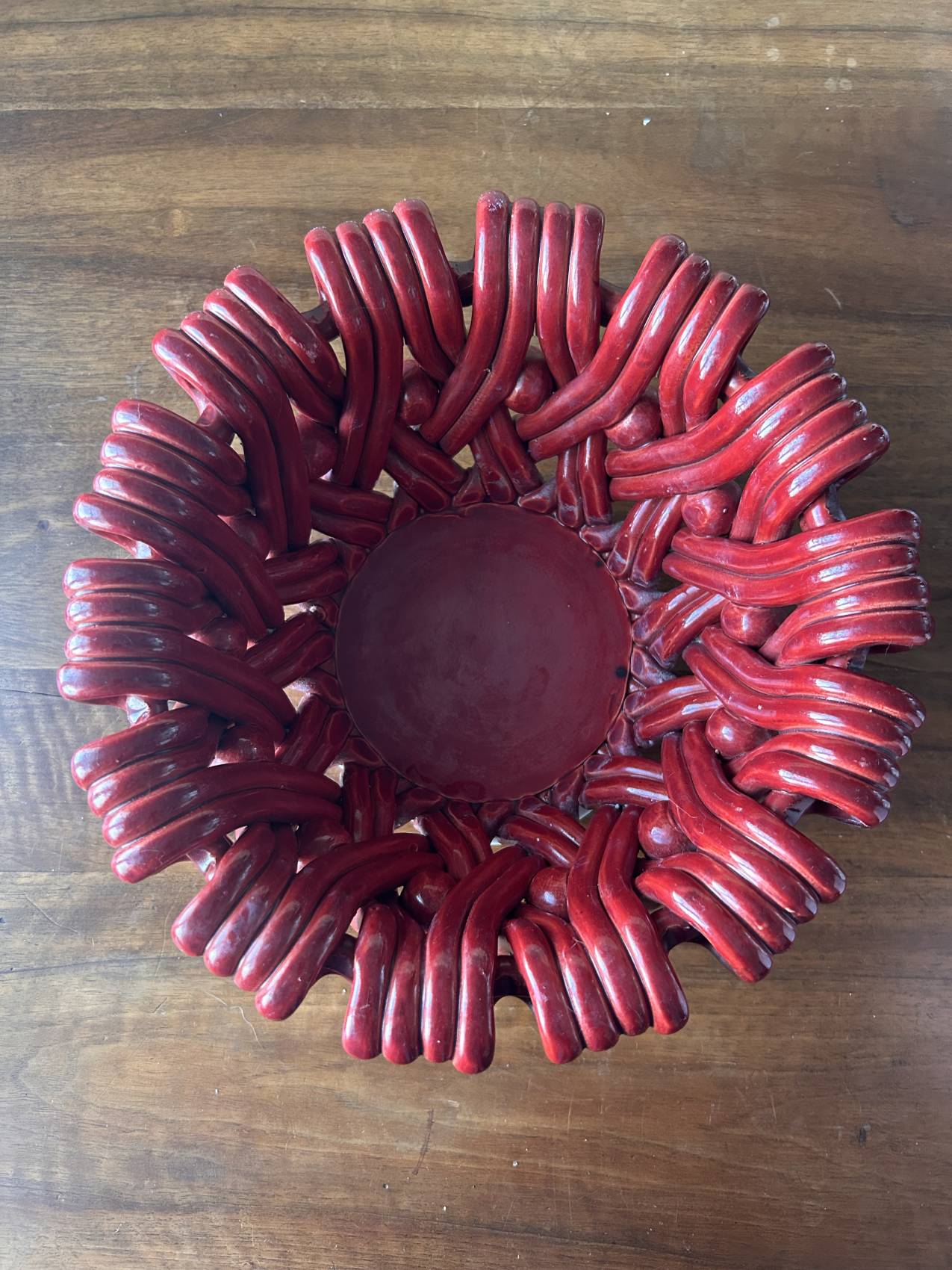 Coupe à fruits en céramique tressée rouge dans le goût de Vallauris – une belle présence – Image 9