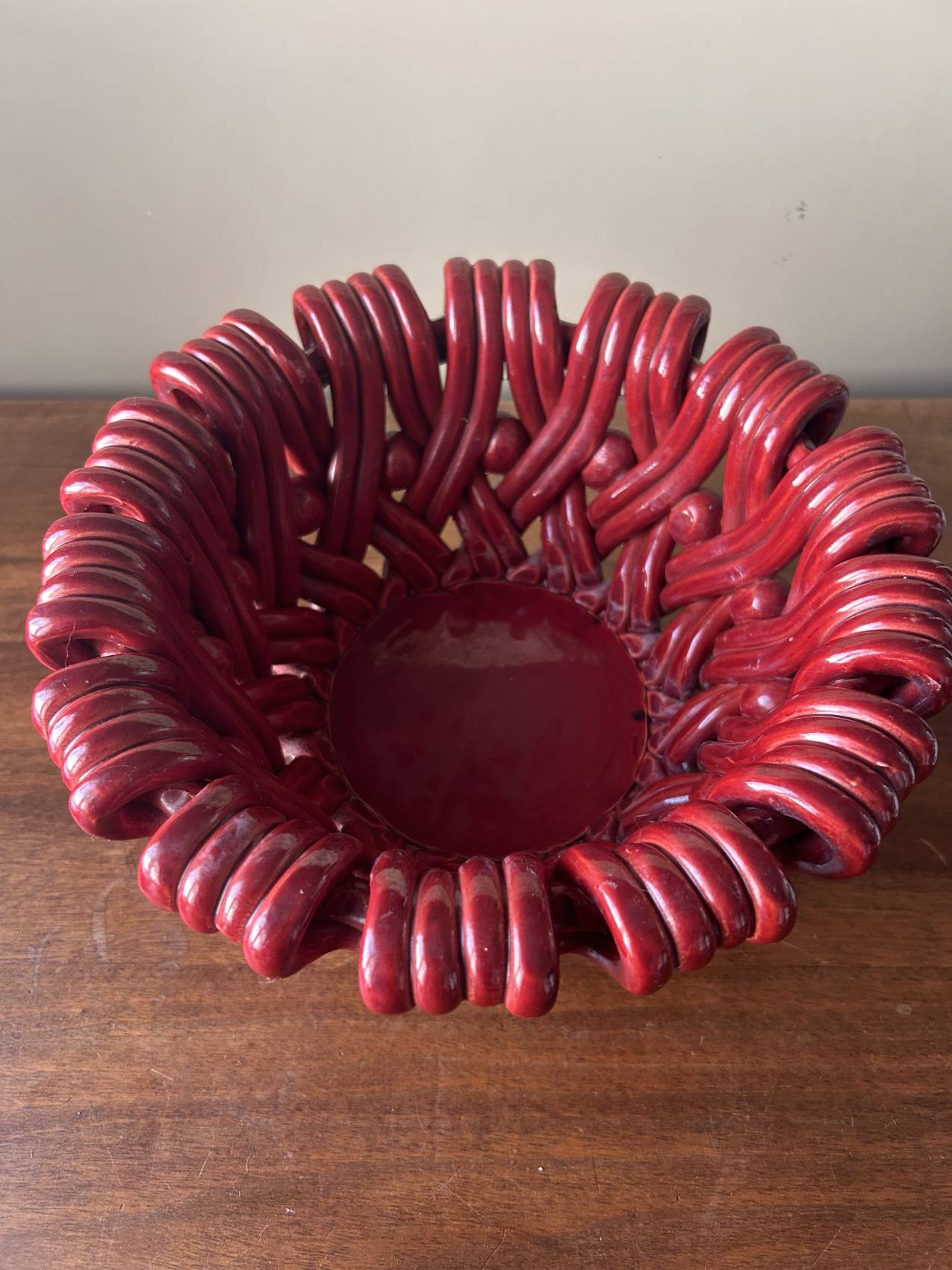 Coupe à fruits en céramique tressée rouge dans le goût de Vallauris – une belle présence – Image 8