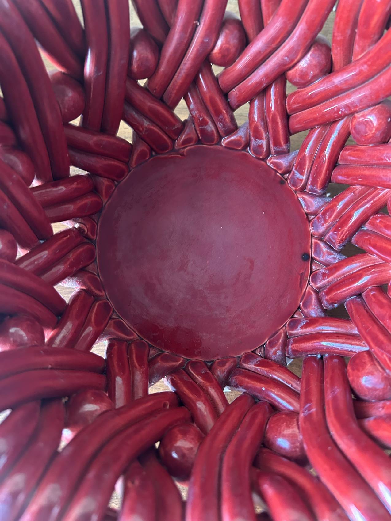 Coupe à fruits en céramique tressée rouge dans le goût de Vallauris – une belle présence – Image 7