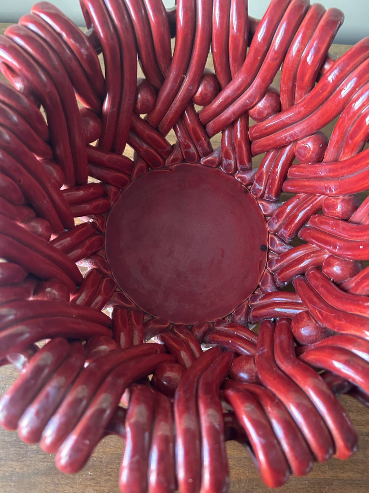 Coupe à fruits en céramique tressée rouge dans le goût de Vallauris – une belle présence – Image 4