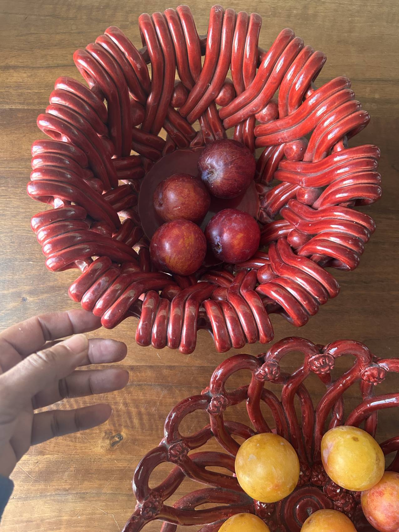 Coupe à fruits en céramique tressée rouge dans le goût de Vallauris – une belle présence – Image 5