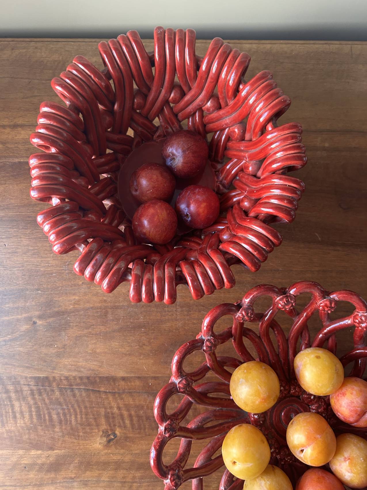 Coupe à fruits en céramique tressée rouge dans le goût de Vallauris – une belle présence