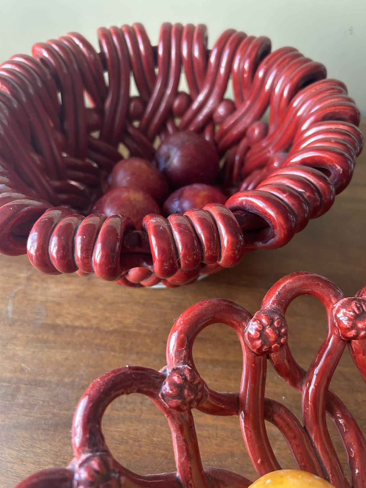 Coupe à fruits en céramique tressée rouge dans le goût de Vallauris – une belle présence – Image 3