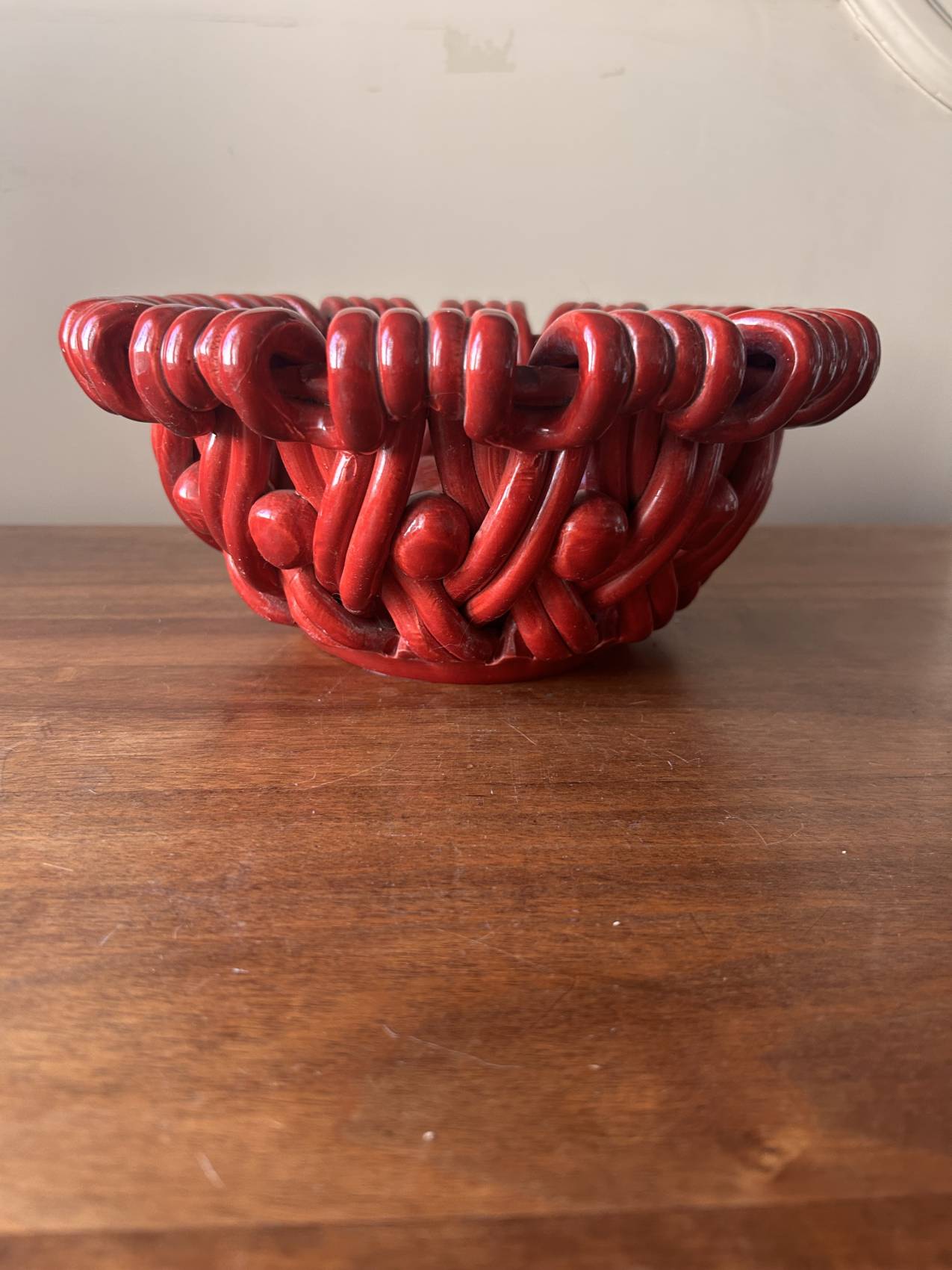 Coupe à fruits en céramique tressée rouge dans le goût de Vallauris – une belle présence – Image 2