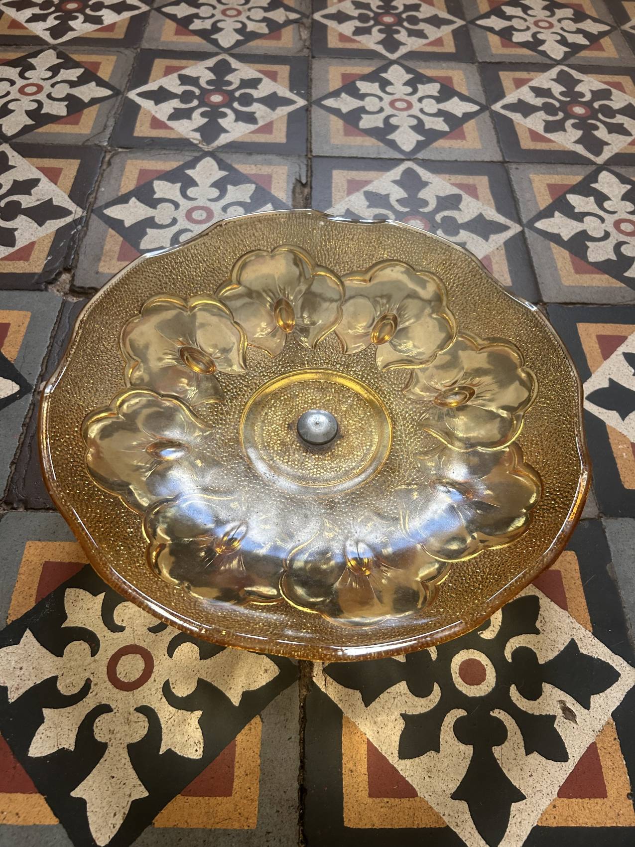 Grande coupe à fruits Art déco en verre ambré décor d’orchidées – Image 12