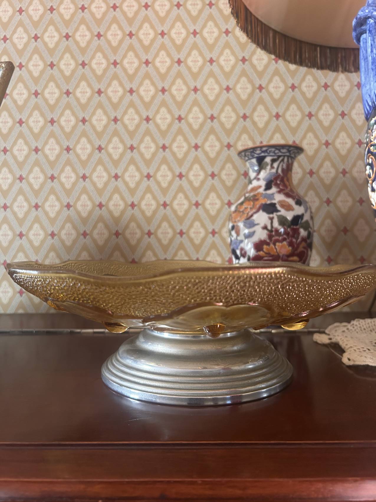 Grande coupe à fruits Art déco en verre ambré décor d’orchidées – Image 6