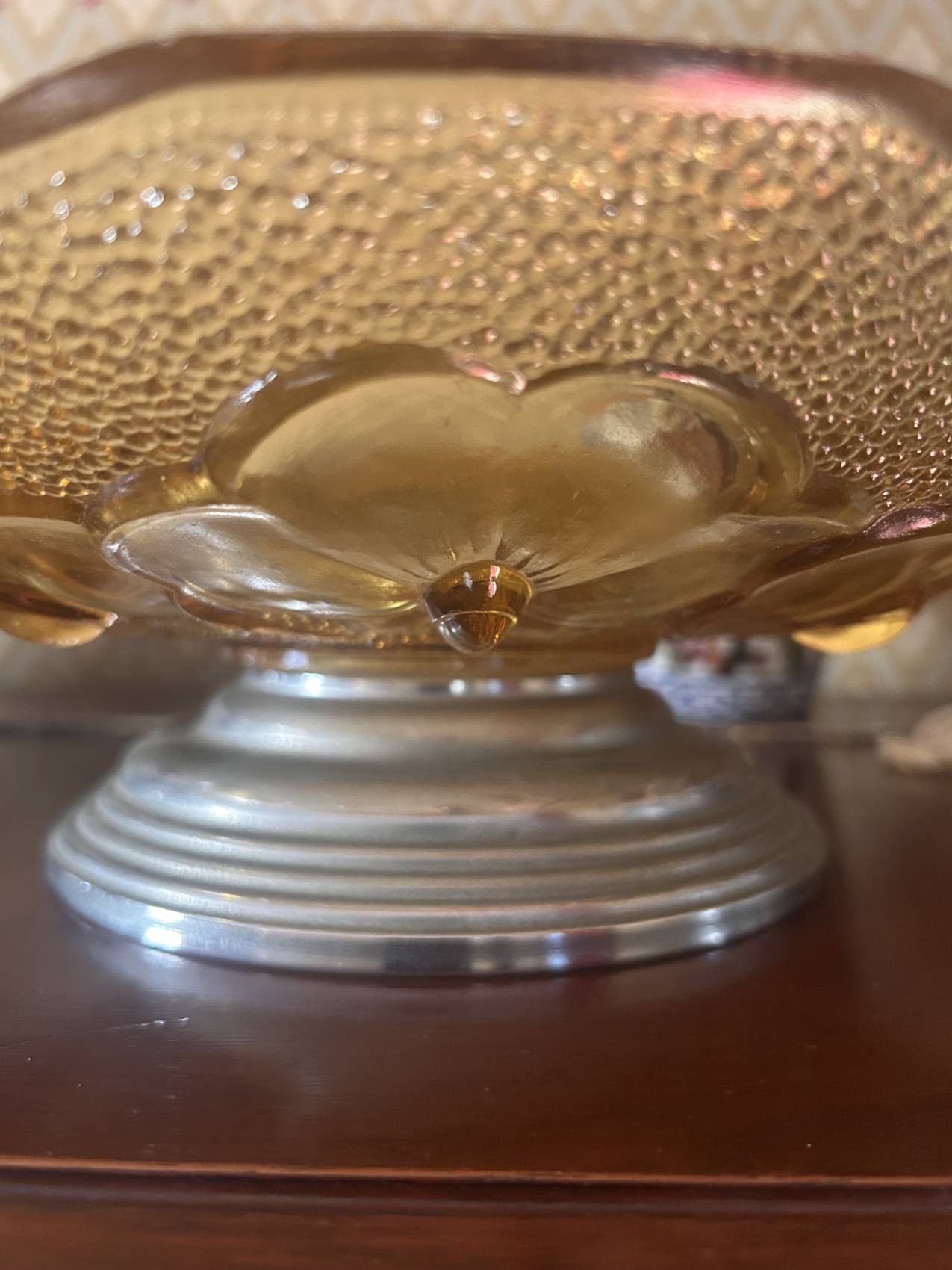 Grande coupe à fruits Art déco en verre ambré décor d’orchidées – Image 7