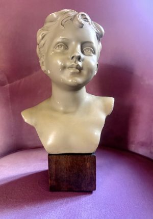 Buste d’enfant ancien en terre cuite patine céladon – expressif et plein de charme