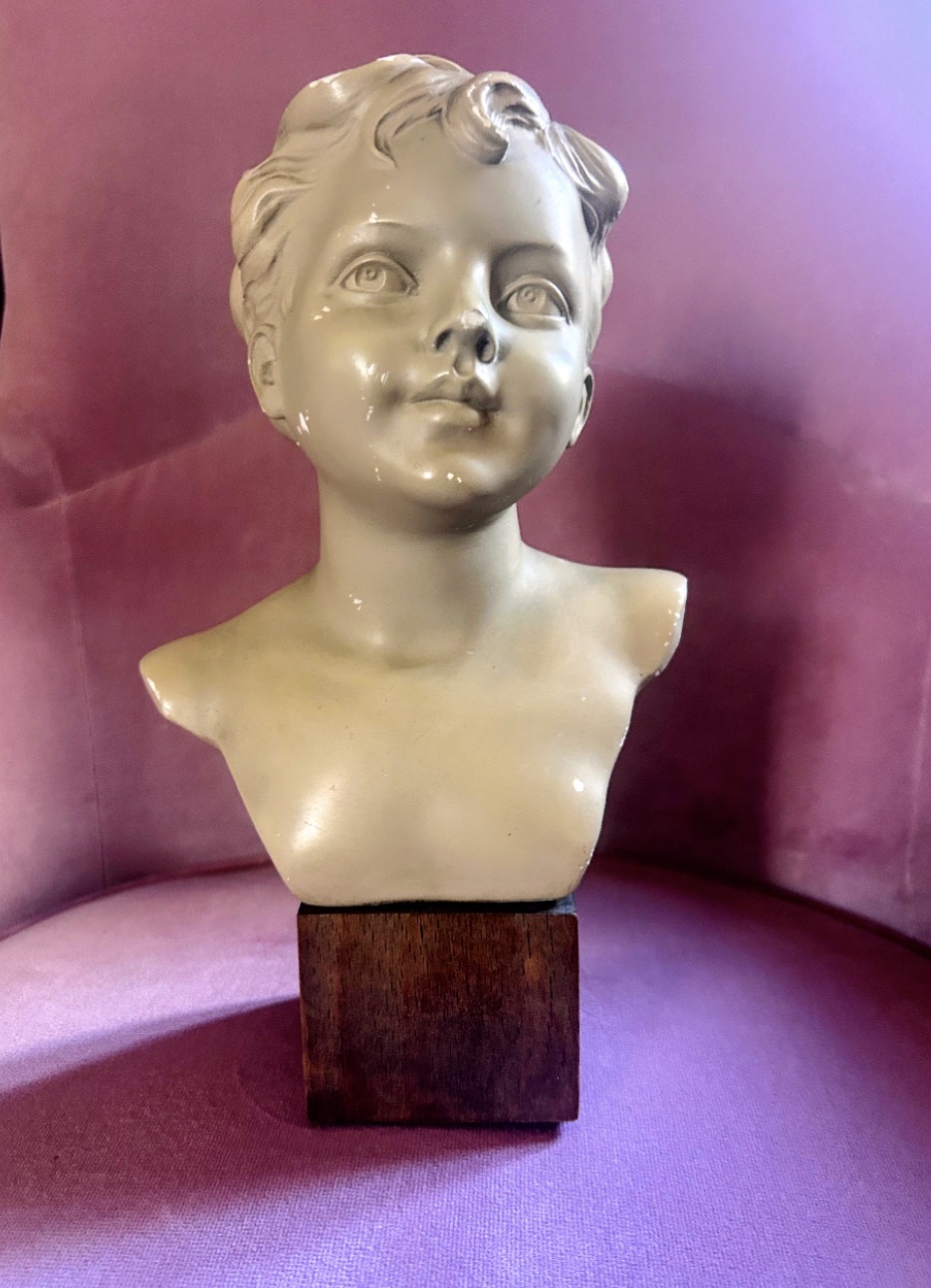 Buste d’enfant ancien en terre cuite patine céladon – expressif et plein de charme