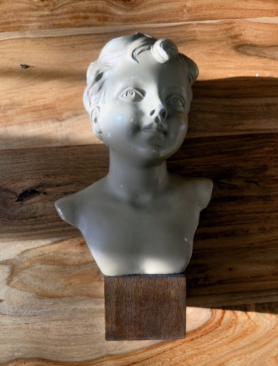 Buste d’enfant ancien en terre cuite patine céladon – expressif et plein de charme – Image 3