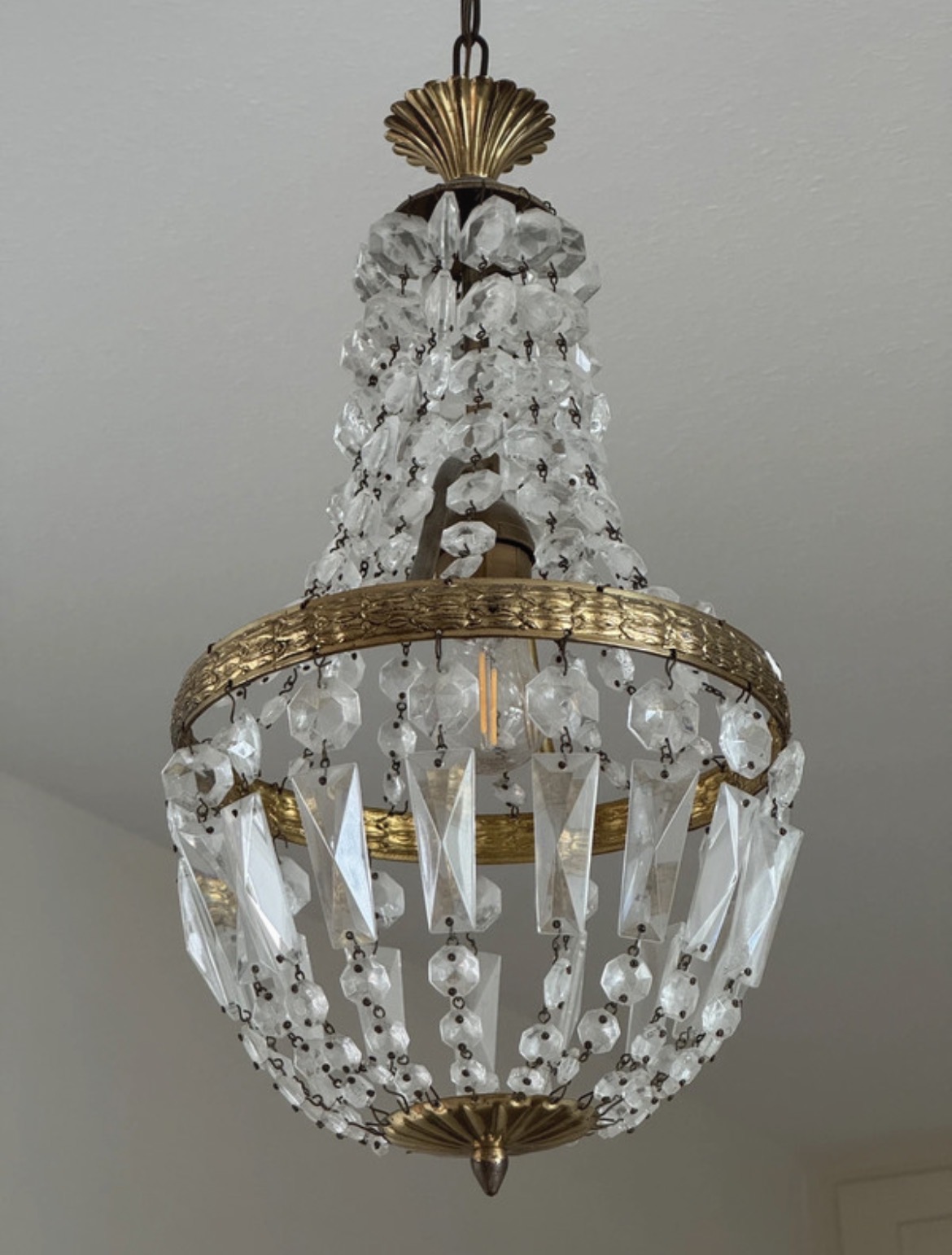 Lustre montgolfière vintage en bronze doré et pampilles de verre - Un beau classique indémodable – Image 3
