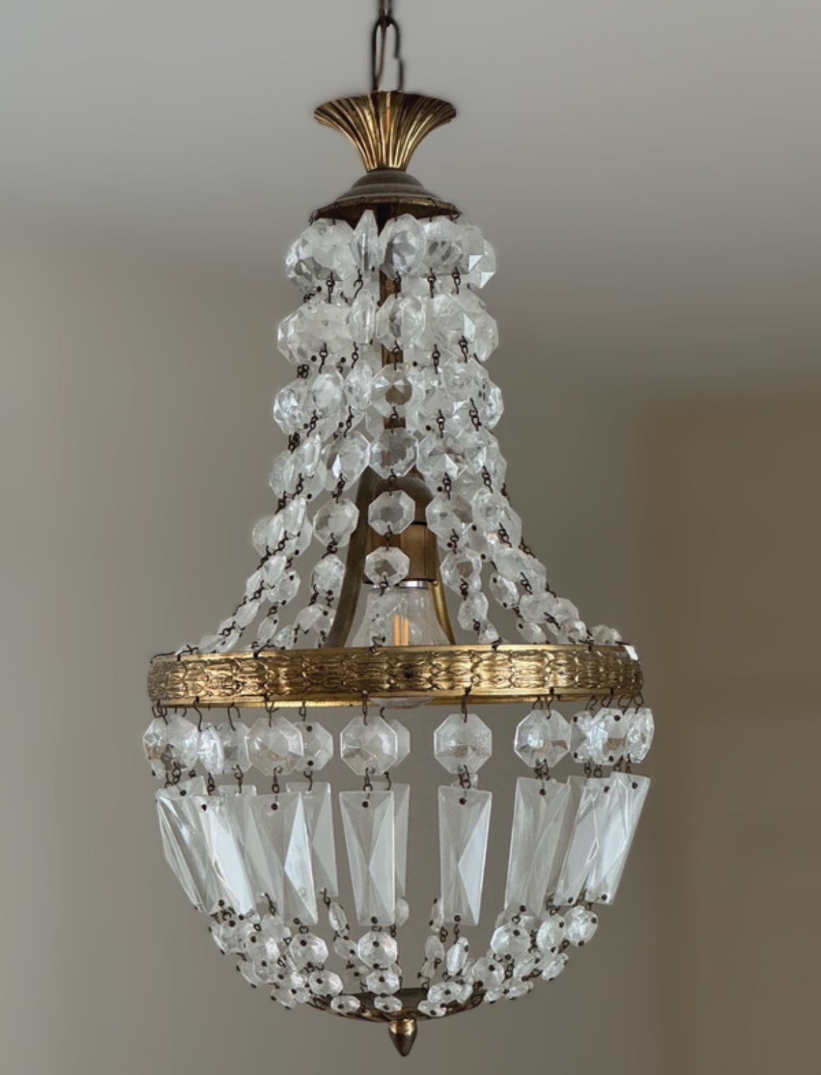 Lustre montgolfière vintage en bronze doré et pampilles de verre - Un beau classique indémodable – Image 2