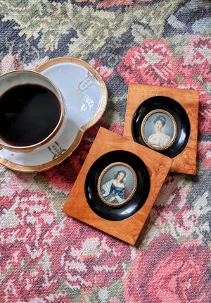 Paire de petits cadres portraits miniatures sous verre bombé – le charme discret des portraits du XIXe
