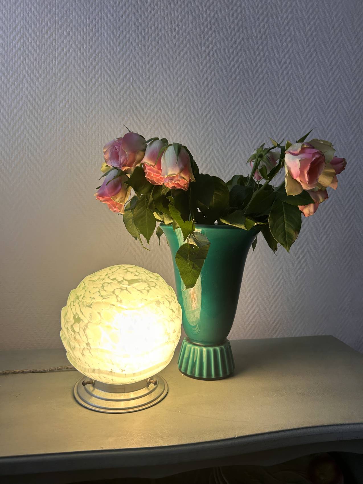 Petite lampe boule art déco en verre vert et blanc, dans le goût du verre de Clichy