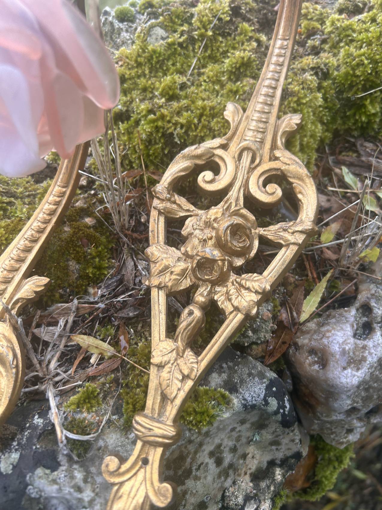 Paire d’appliques anciennes époque 1900 en bronze doré et roses en pâte de verre -splendide