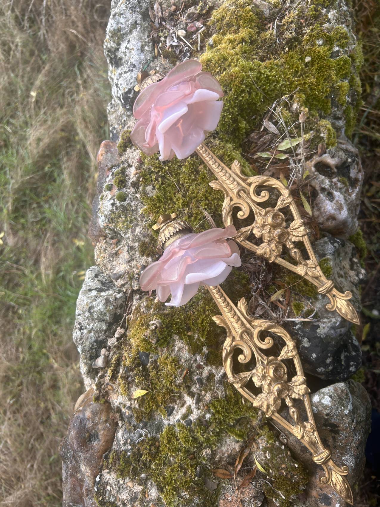 Paire d’appliques anciennes époque 1900 en bronze doré et roses en pâte de verre -splendide