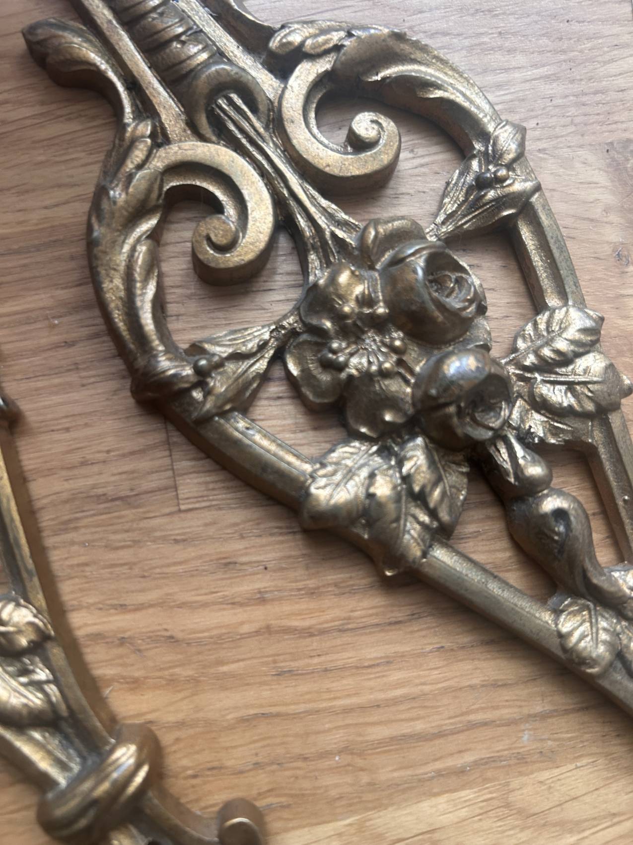 Paire d’appliques anciennes époque 1900 en bronze doré et roses en pâte de verre -splendide