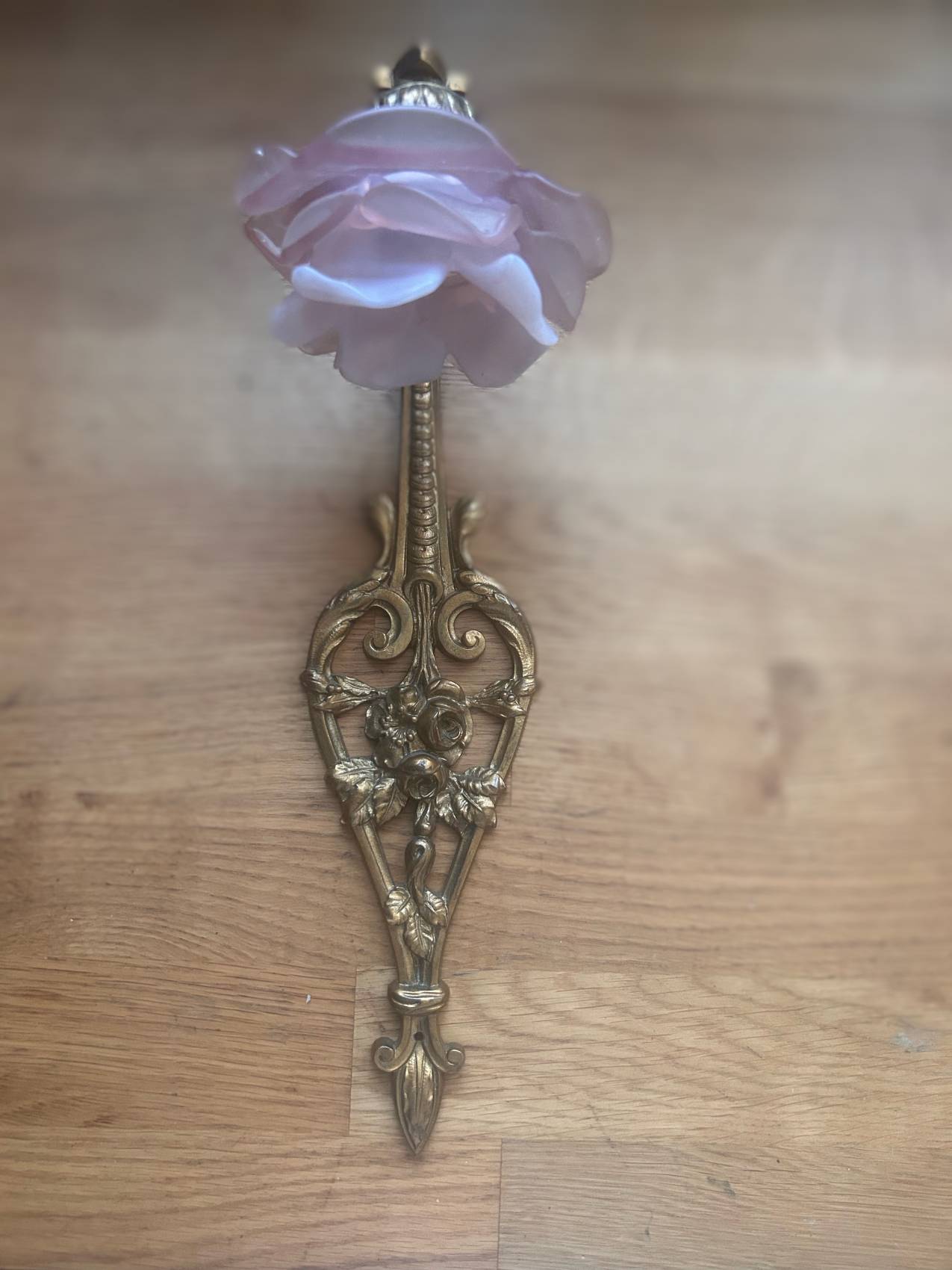 Paire d’appliques anciennes époque 1900 en bronze doré et roses en pâte de verre -splendide