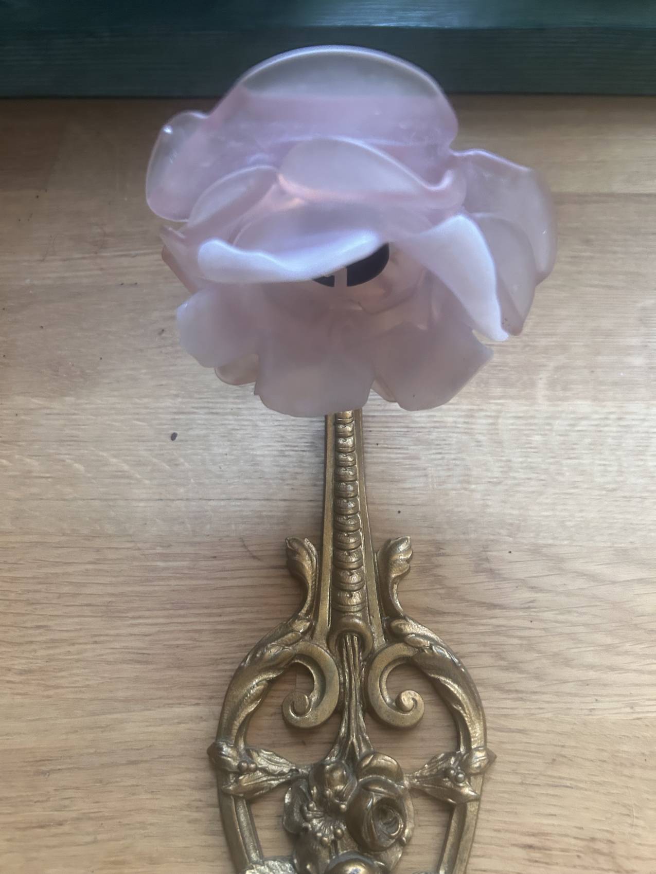 Paire d’appliques anciennes époque 1900 en bronze doré et roses en pâte de verre -splendide