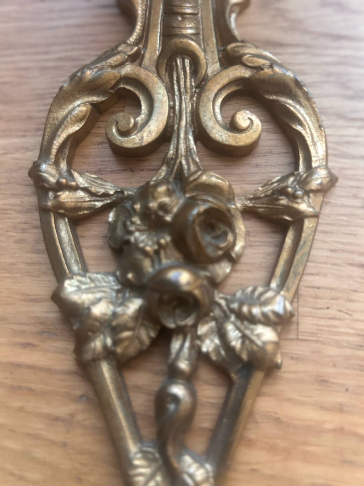 Paire d’appliques anciennes époque 1900 en bronze doré et roses en pâte de verre -splendide