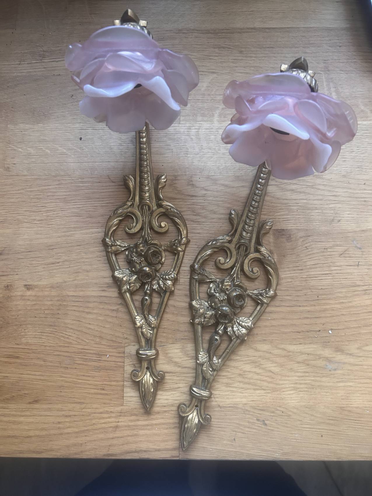 Paire d’appliques anciennes époque 1900 en bronze doré et roses en pâte de verre -splendide