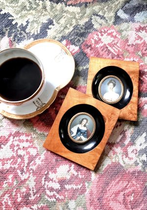 Paire de petits cadres portraits miniatures sous verre bombé – le charme discret des portraits du XIXe