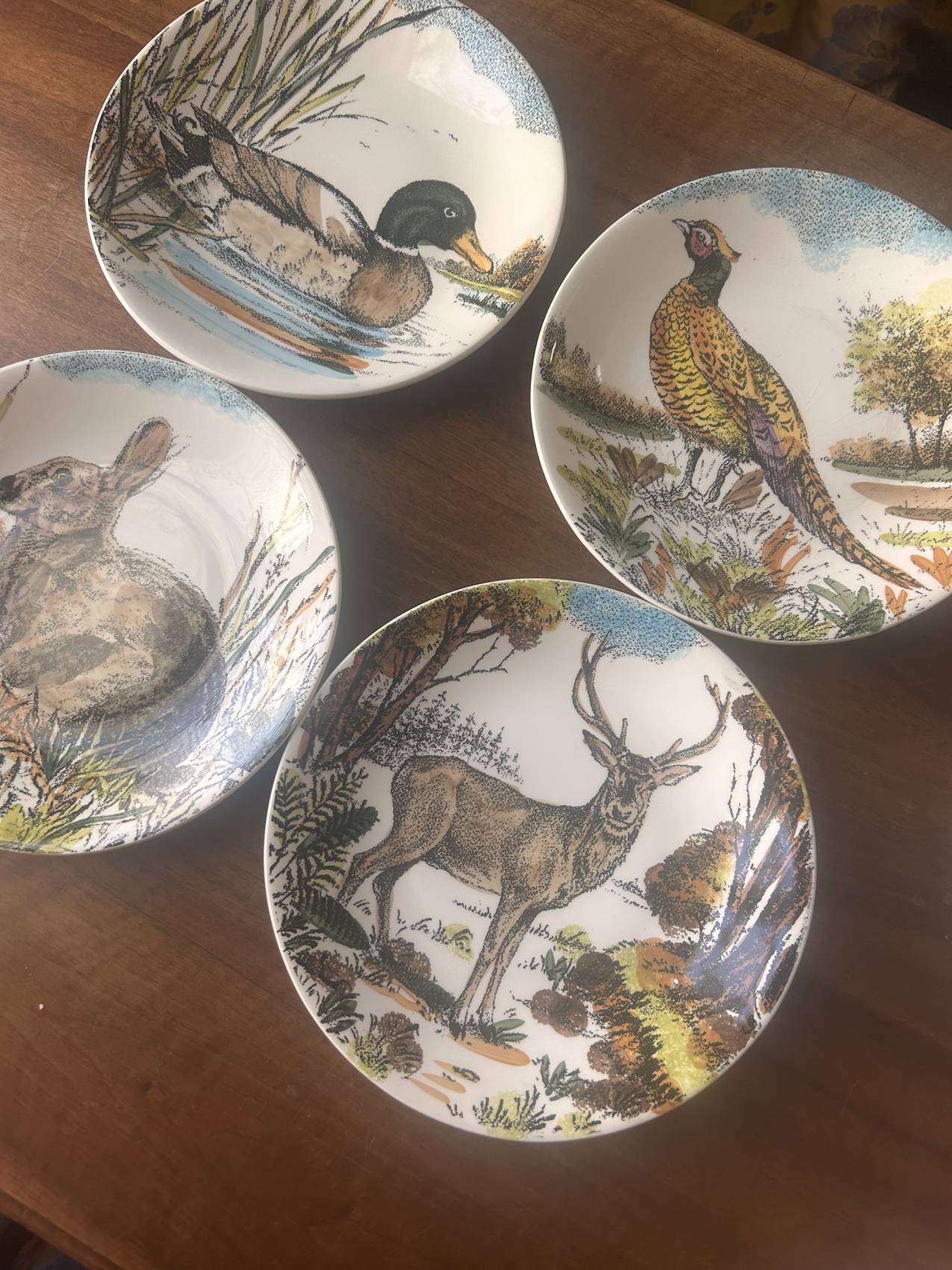 Douze assiettes plates en faïence de Gien – modèle Chambord – animaux de la forêt