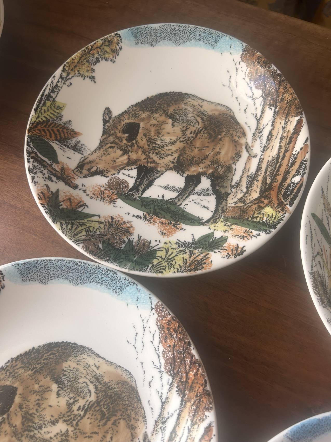 Douze assiettes plates en faïence de Gien – modèle Chambord – animaux de la forêt