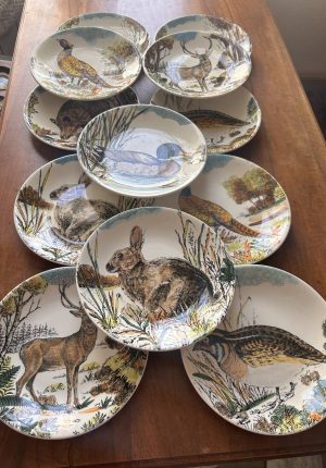 Douze assiettes plates en faïence de Gien – modèle Chambord – animaux de la forêt