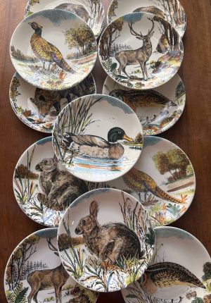 Douze assiettes plates en faïence de Gien – modèle Chambord – animaux de la forêt
