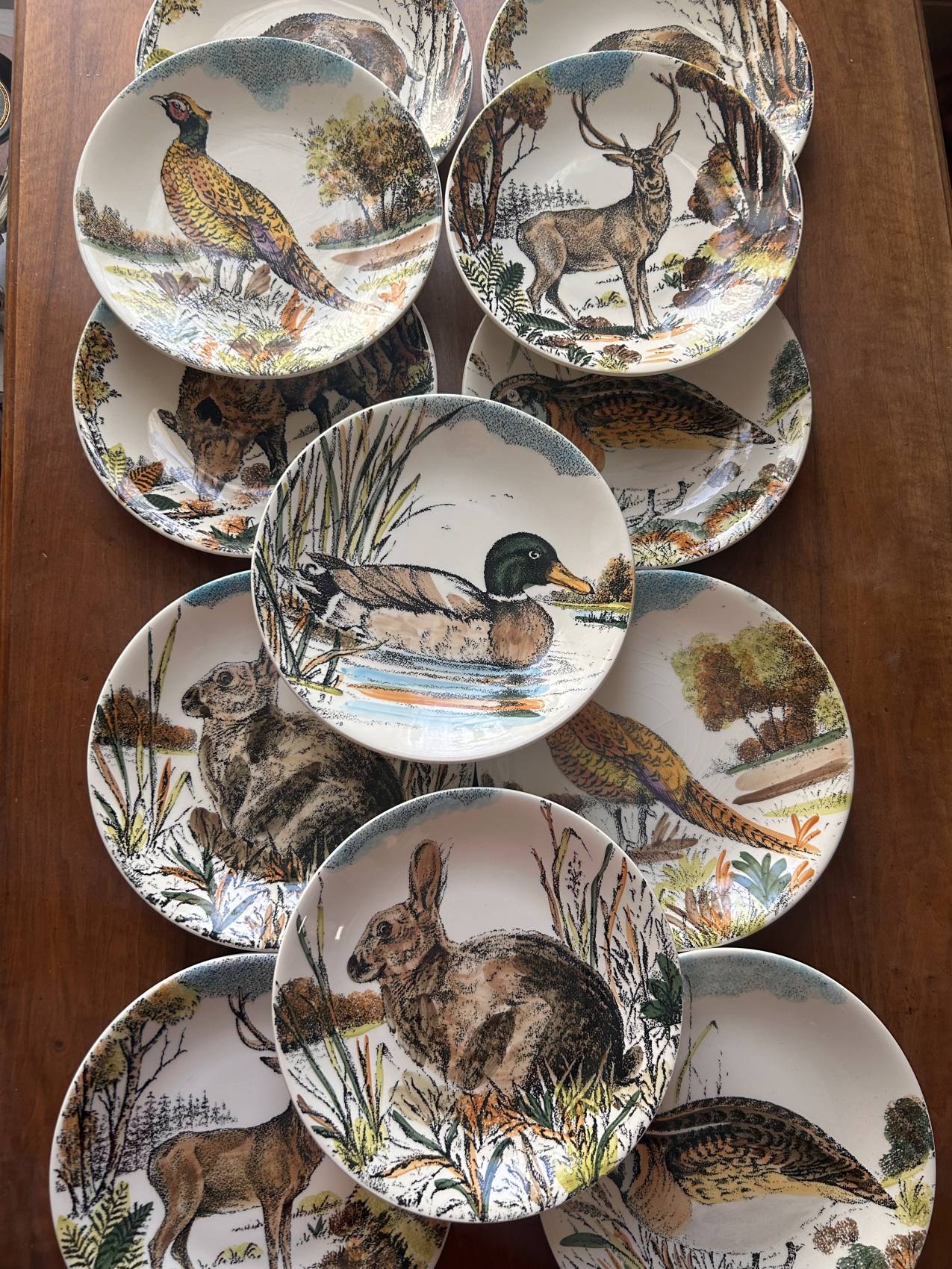 Douze assiettes plates en faïence de Gien – modèle Chambord – animaux de la forêt